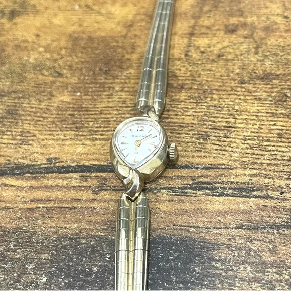 Vintage Women’s Gold Bulova Wristwatch - Picture 3 of 7